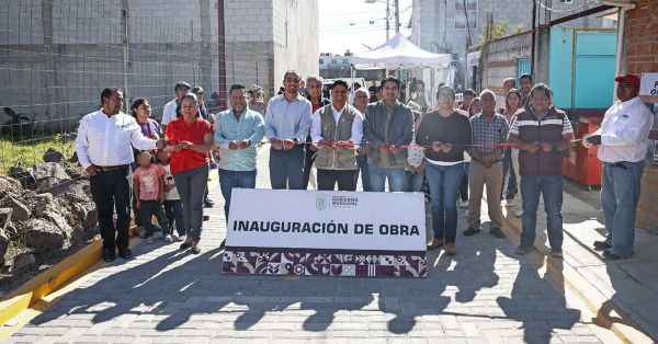 Entrega Omar Mu&ntilde;oz pavimentaci&oacute;n de la privada 3A Alcanfores