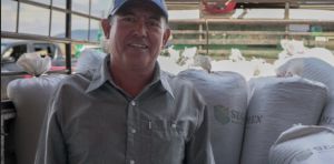 Inicia la entrega de frijol negro para programas del SEDIF