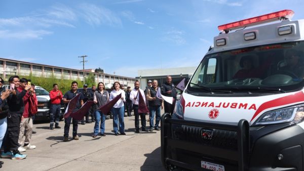 Entrega alcaldesa de Zacatl&aacute;n ambulancia para el municipio