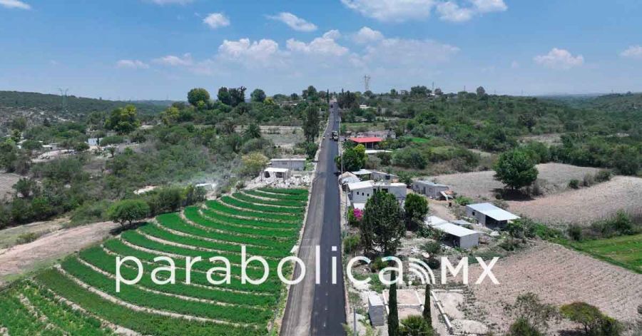 Construye Gobierno estatal 3.3 kil&oacute;metros del camino a las Loberas en Tecali