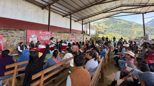 Entrega Bety S&aacute;nchez &uacute;tiles escolares en Cuacuila y Otlatl&aacute;n