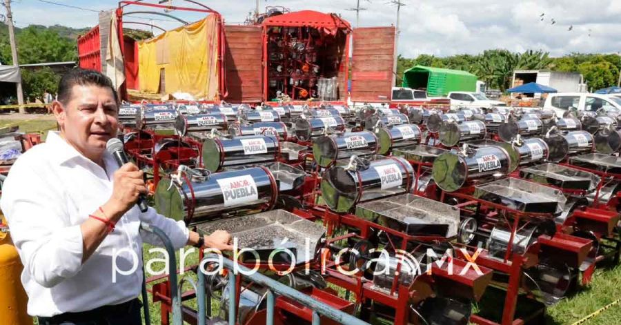 Entrega Armenta apoyos al Campo Poblano y recursos de Obra Comunitaria en Pantepec