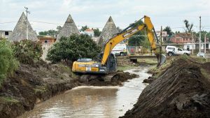 Despliegan maquinaria tras deslaves e inundaciones en Ciudad Serd&aacute;n