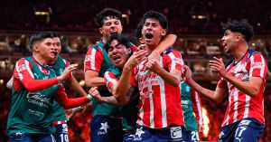 Hace Chivas la heroica y remonta ante Tigres