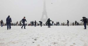 Paralizadas escuelas, aeropuertos e inundaciones por temporal en Europa