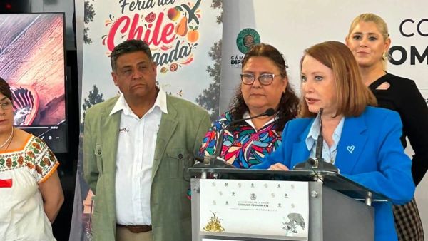 Presenta Calpan la Feria del Chile en Nogada en el Senado