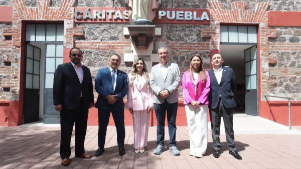 Entrega alcalde donativo de 180 mil pesos a C&aacute;ritas y Onco Boutique