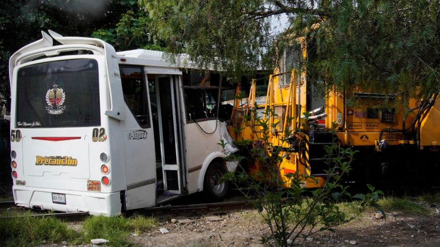 Choca microb&uacute;s contra el tren; deja 17 pasajeros lesionados