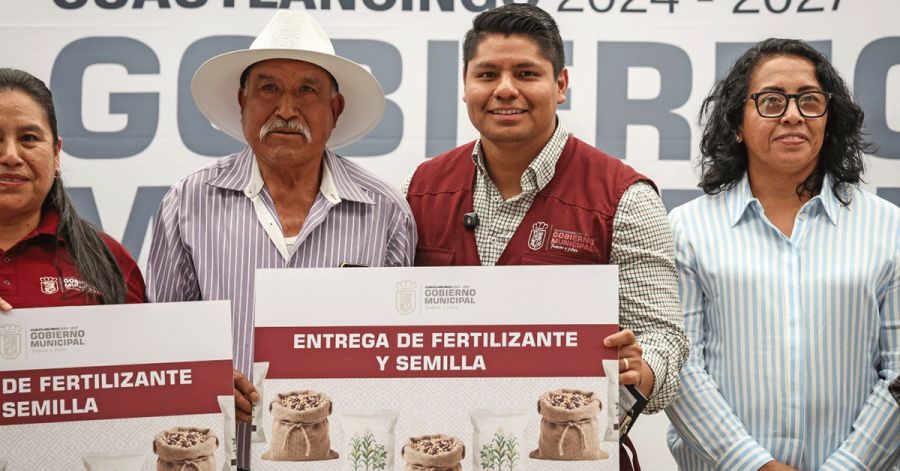 Entrega Omar Mu&ntilde;oz fertilizante y semilla a productores de Cuautlancingo