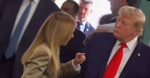 Insiste Trump contra Meloni: me pidi&oacute; una foto porque le va mal en popularidad