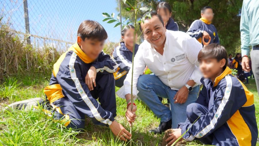 Entrega Texmelucan &aacute;rboles para reforestar Centro Escolar