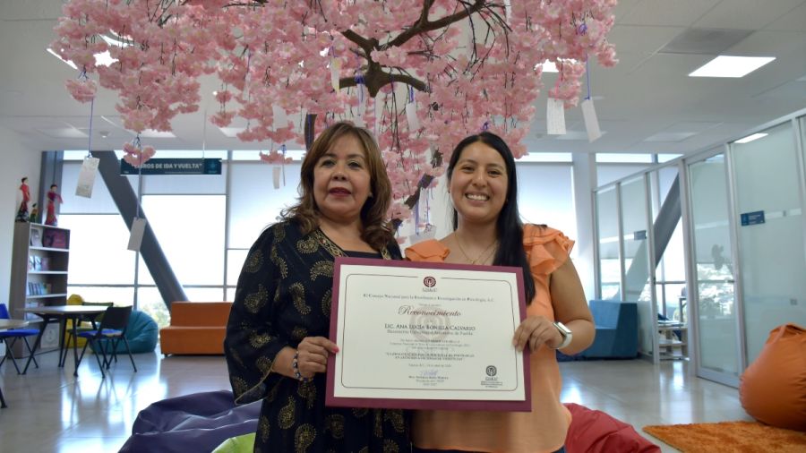 Recibe egresada de Psicolog&iacute;a BUAP premio por mejor tesis