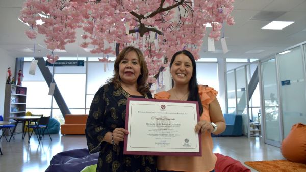 Recibe egresada de Psicolog&iacute;a BUAP premio por mejor tesis