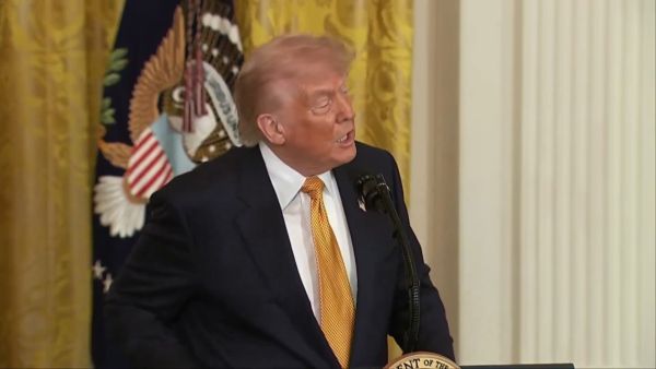 Firma Trump estrategia contra c&aacute;rteles; eleva presi&oacute;n a M&eacute;xico