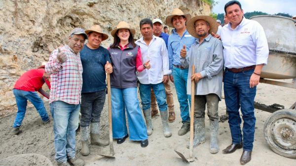 Construyen Bety S&aacute;nchez y pobladores rampa vial en Atenco