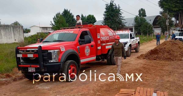 Rescata Protecci&oacute;n Civil estatal a trabajadores tras derrumbe en Zacatl&aacute;n