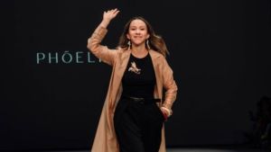 Egresada An&aacute;huac Puebla estrena marca de ropa en pasarela