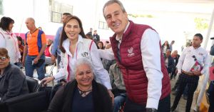 Entregan Pepe Chedraui y MariElise Budib aparatos funcionales