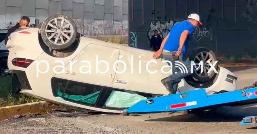 Vuelca automovilista en la 24 Sur y Perif&eacute;rico Ecol&oacute;gico