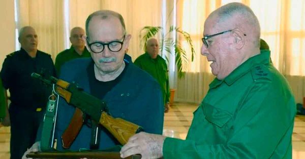 Recibe Silvio Rodr&iacute;guez un fusil de combate por si Estados Unidos ataca a Cuba