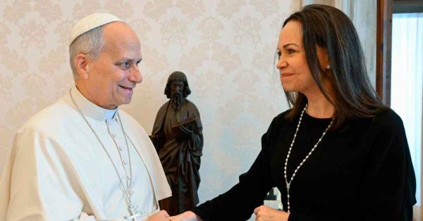 Pide Papa por la independencia de Venezuela; recibe a Mar&iacute;a Corina Machado