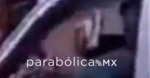 Suspenden a polic&iacute;a de San Pedro Cholula captado apuntando su arma a ciudadanos