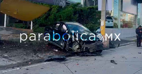 Amanece Puebla con aparatoso accidente en la V&iacute;a Atlixc&aacute;yotl