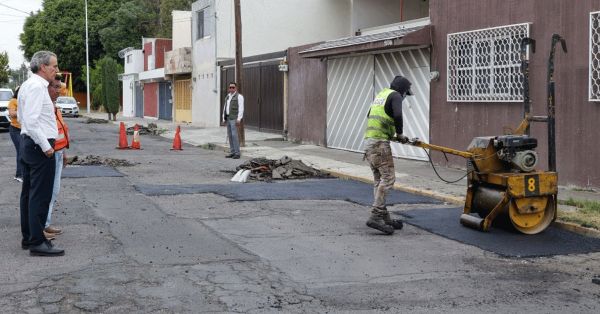 Supervisa Pepe Chedraui trabajos de bacheo en colonia Jardines de San Manuel