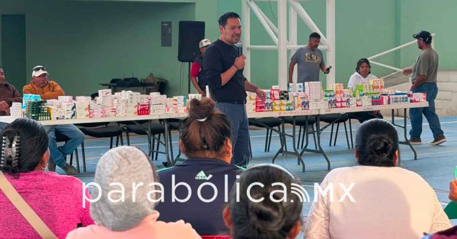 Dona Andr&eacute;s Villegas m&aacute;s de mil medicinas en Yehualtepec
