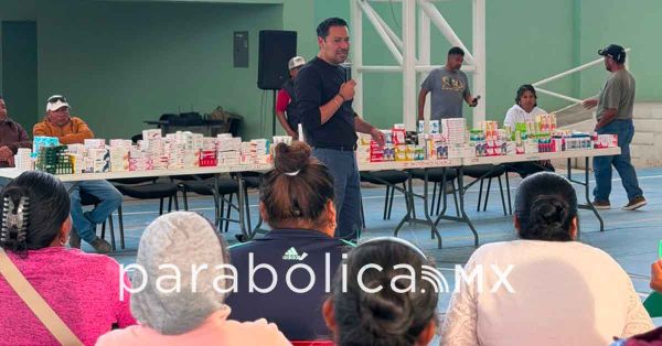 Dona Andr&eacute;s Villegas m&aacute;s de mil medicinas en Yehualtepec