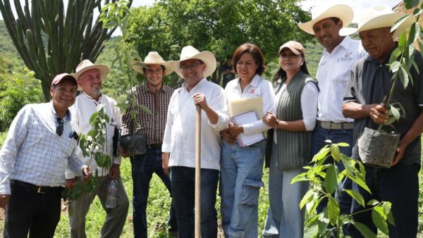 Promueve P&aacute;vel Gaspar obra comunitaria para desarrollo de la Mixteca