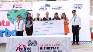 Entrega Lupita Cuautle apoyos educativos en San Rafael Comac