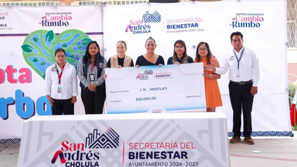 Entrega Lupita Cuautle apoyos educativos en San Rafael Comac